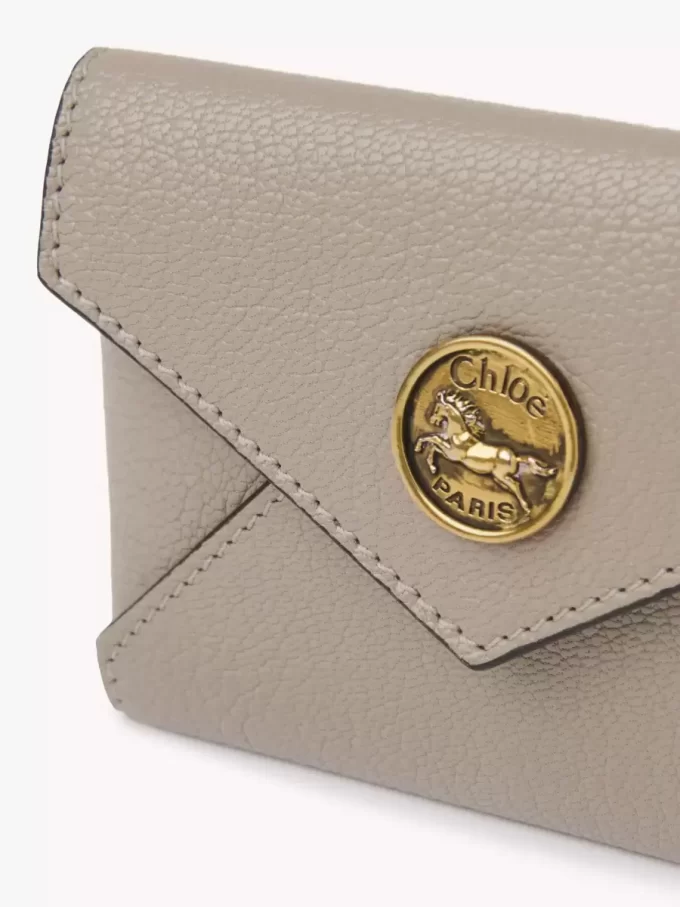 Envelope card holder in grained leather Envelope card holder in grained leather