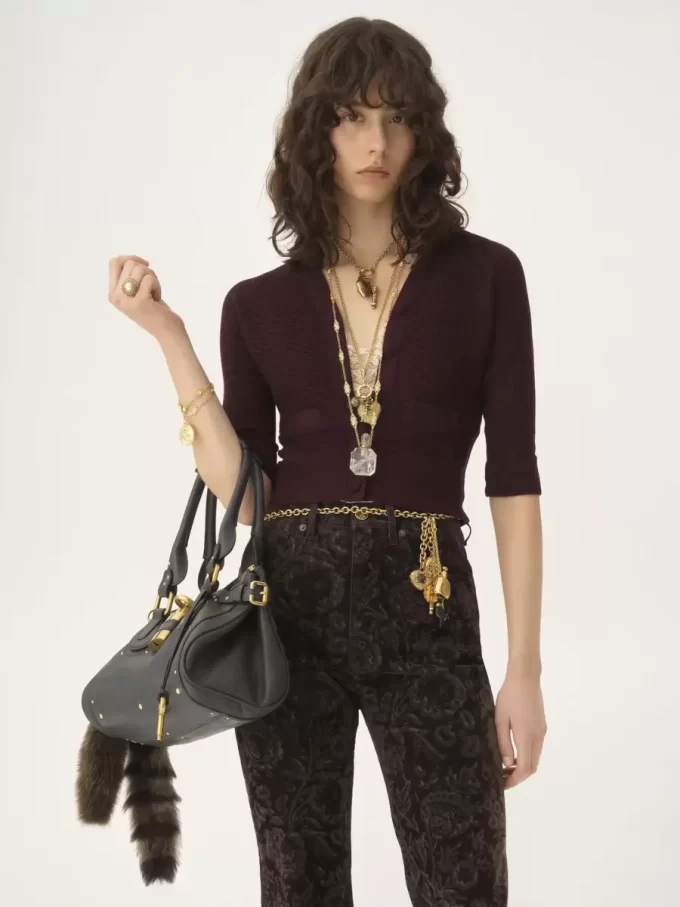 Fitted V-neck cardigan in a wool knit Fitted V-neck cardigan in a wool knit