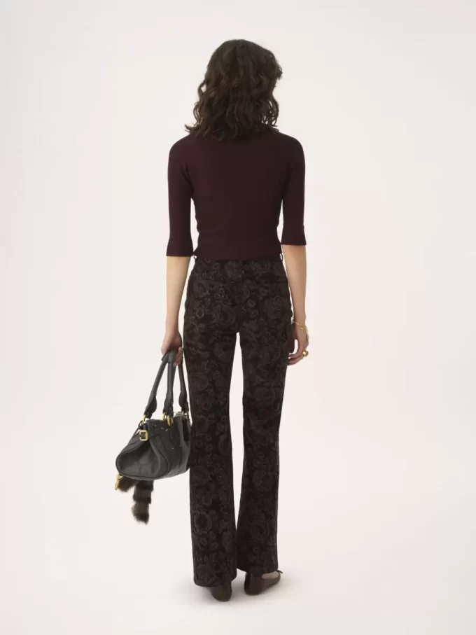 Fitted V-neck cardigan in a wool knit Fitted V-neck cardigan in a wool knit