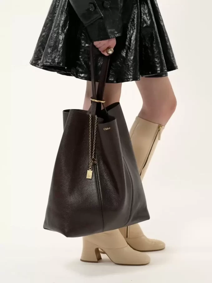 Large Chloé Spin tote bag in grained leather Large Chloé Spin tote bag in grained leather