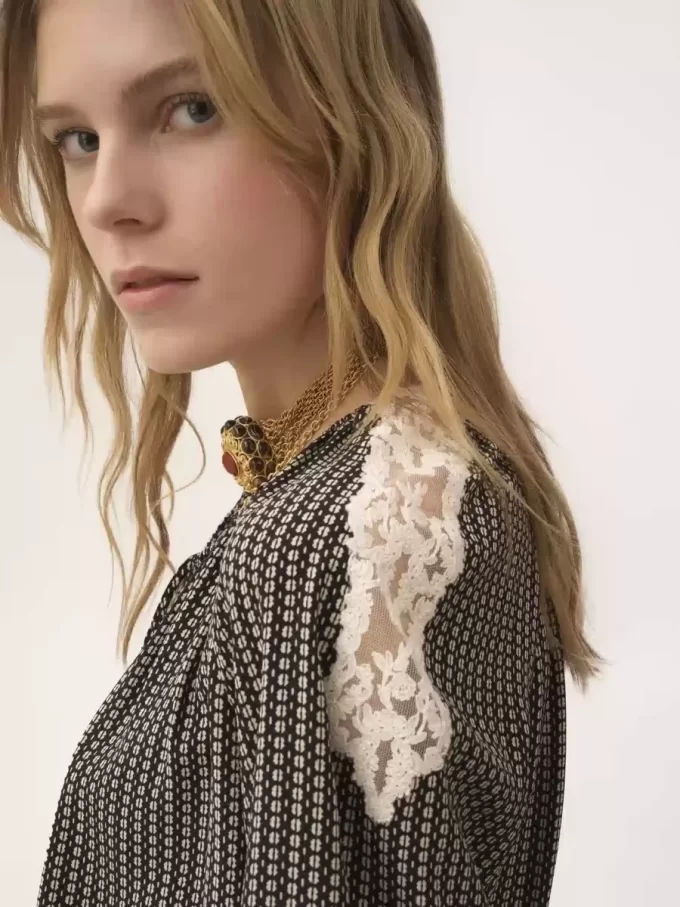 Open-neck top in crêpe de chine & lace Open-neck top in crêpe de chine & lace