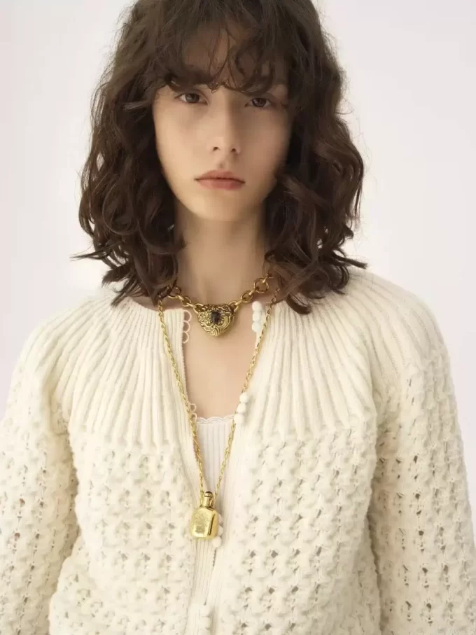 Round-neck cardigan in a wool & cashmere knit Round-neck cardigan in a wool & cashmere knit