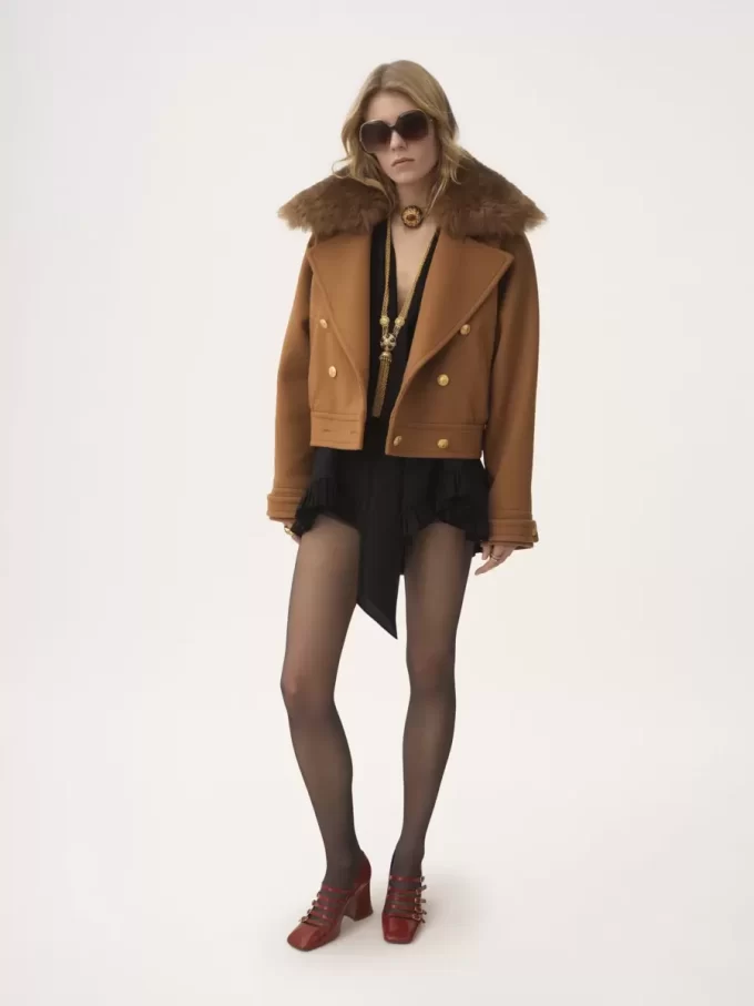 Short boxy double-breasted coat in soft wool Short boxy double-breasted coat in soft wool