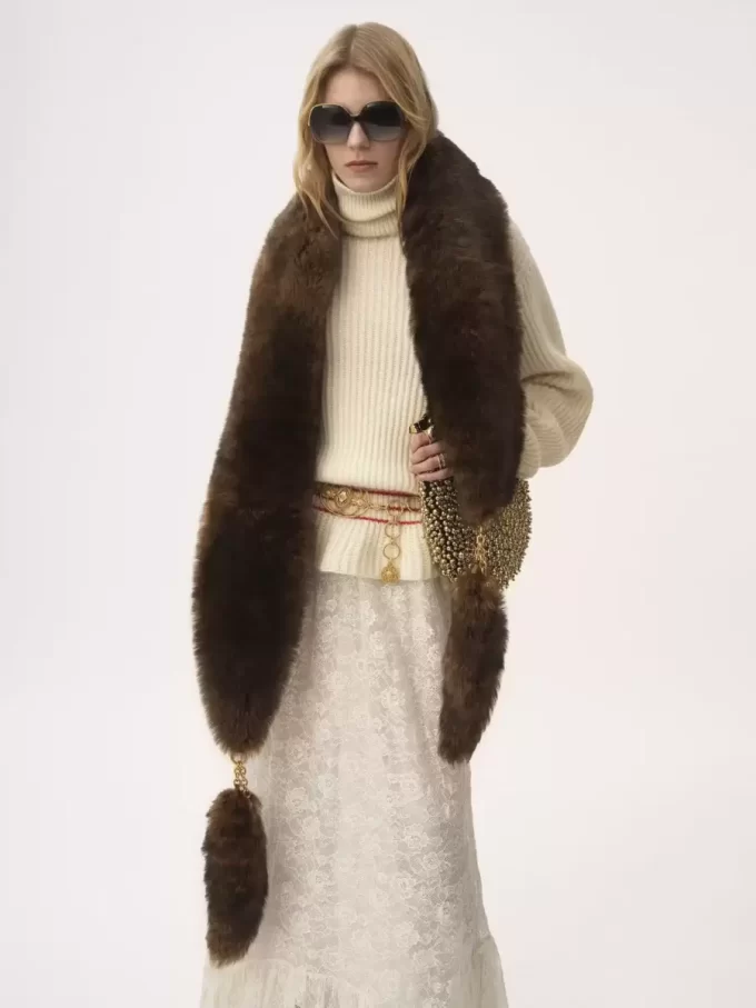 The Chloé Chain Tails scarf in shearling The Chloé Chain Tails scarf in shearling