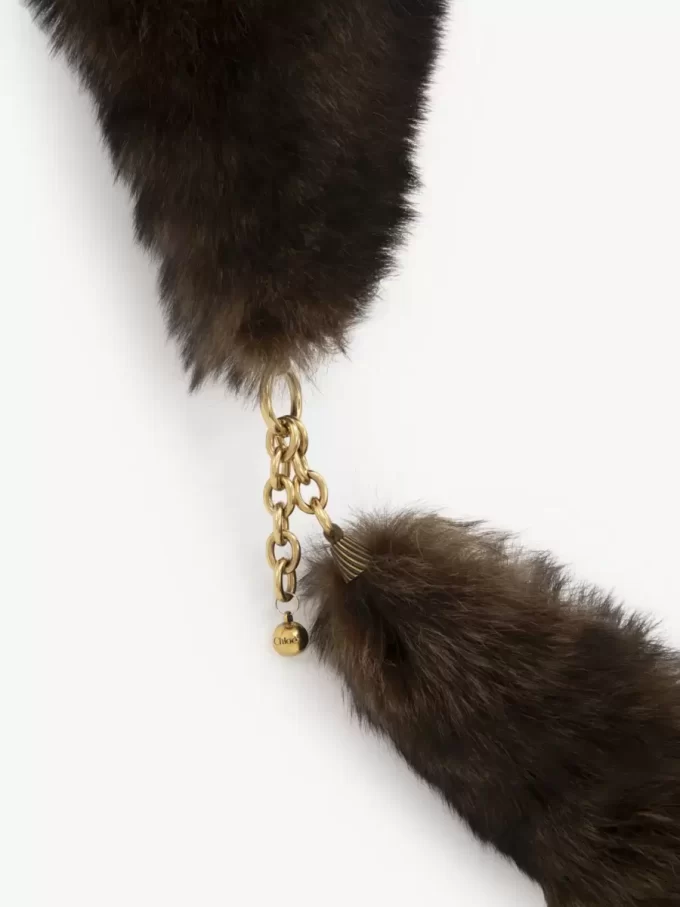 The Chloé Chain Tails scarf in shearling The Chloé Chain Tails scarf in shearling