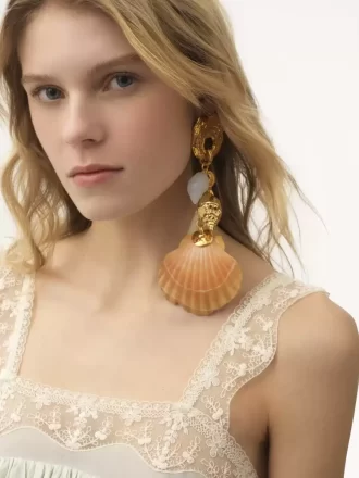 The Chloé Shells mono earring The Chloé Shells mono earring