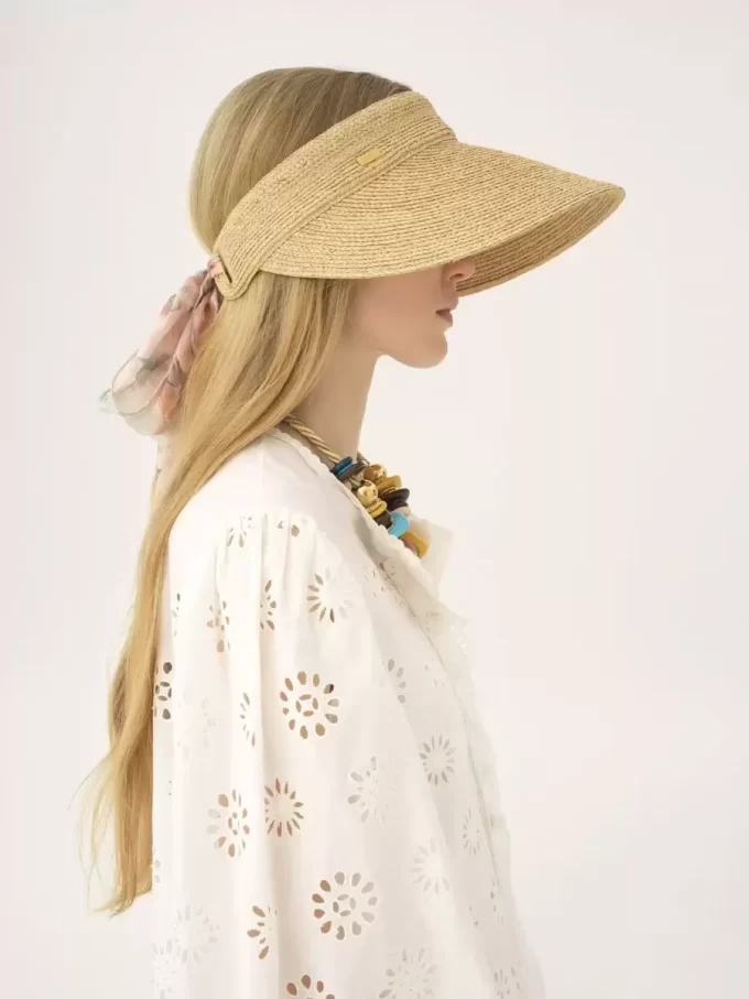 The Chloé visor in raffia The Chloé visor in raffia