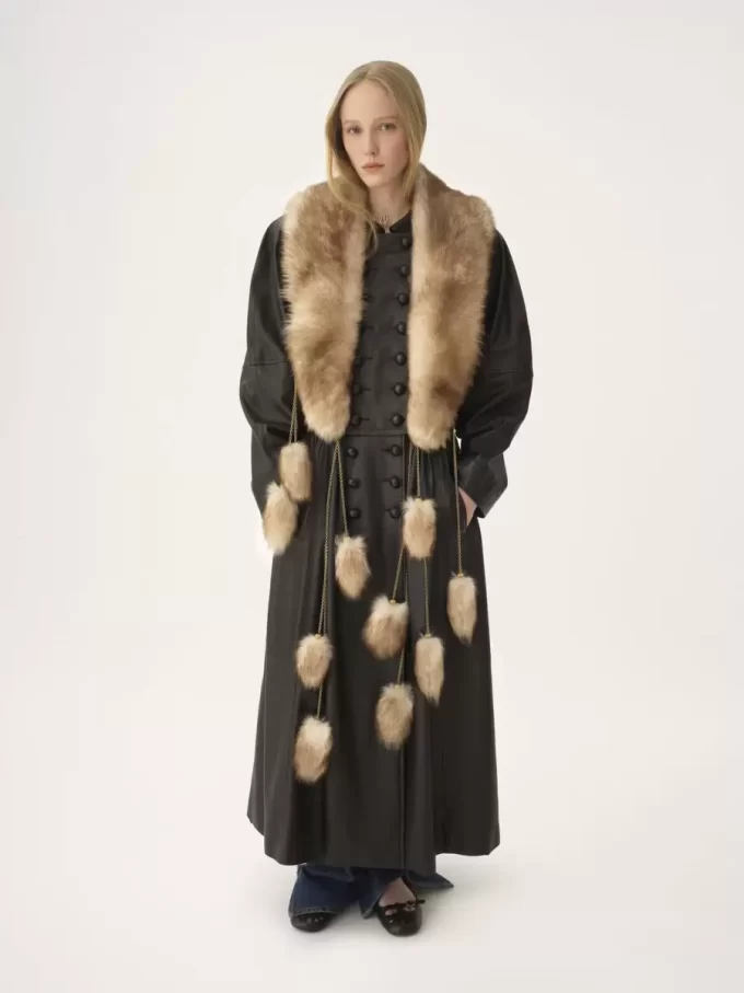 The Treasure Tails scarf in shearling The Treasure Tails scarf in shearling