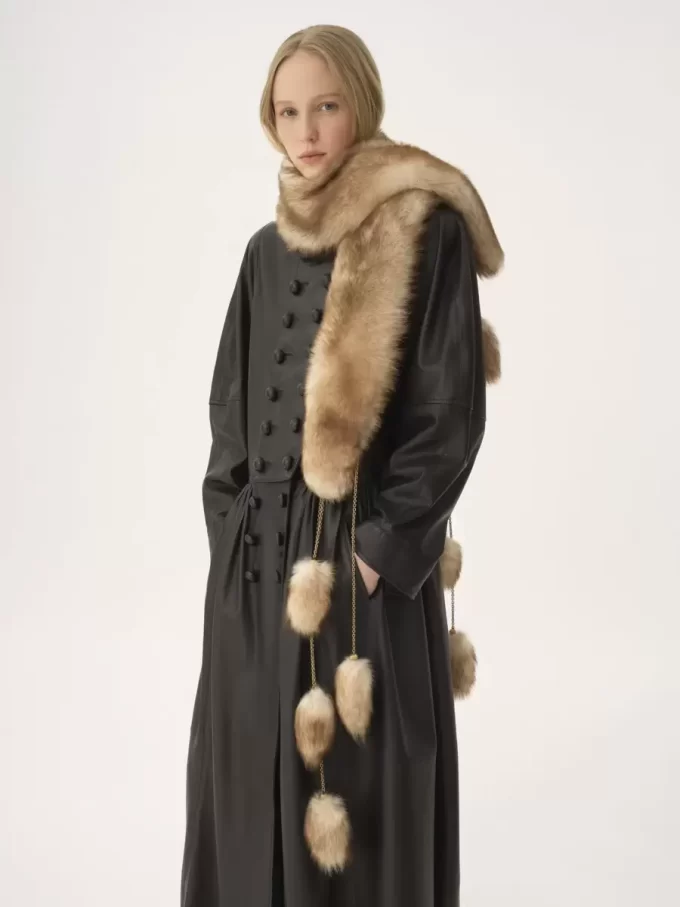 The Treasure Tails scarf in shearling The Treasure Tails scarf in shearling