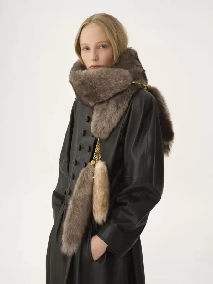 The Treasure Tails scarf in shearling The Treasure Tails scarf in shearling