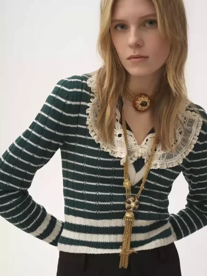 V-neck fitted sweater in a merino wool knit V-neck fitted sweater in a merino wool knit